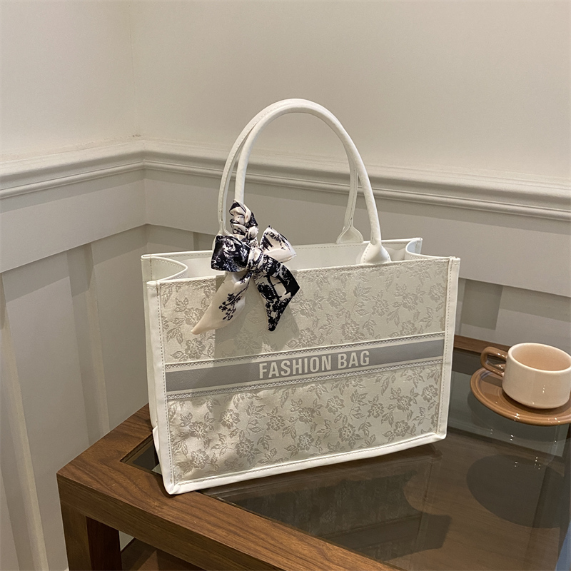 Luxury Elegant Women Tote Bag  - огляд і ціна Leatherwork Letters
